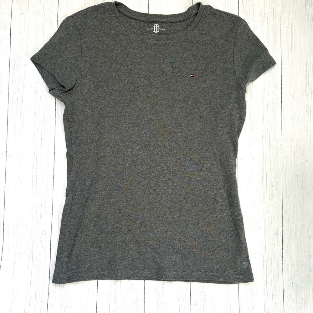 Tommy Hilfiger Women’s Fitted T-Shirt Medium Gray Short Sleeve Crew Neck Vintage